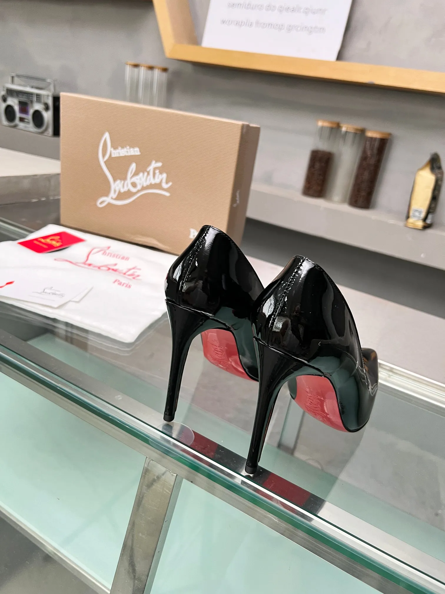 👟👟Ex-factory price 560👟👟 Christian Louboutin CL red-soled shoes‖ Globally limited edition! Blessings from Las Vegas❤ Inspired by the colorful neon of Las Vegas🎆 Handmade, exquisite craftsmanship❗Collectible work❗ Absolutely eye-catching presence🌟 Transparent PVC ironed with various crystal diamonds, very delicate, too beautiful, too beautiful, too beautiful. Stiletto fashion sandals are simply irresistible. Sexy goddess releases invincible femininity. The gorgeous red sole is like the red carpet the queen steps on when she ascends to the top. Her aura will be full in every minute. Whether in love or in the workplace, she will be popular to the end. Extraordinarily fascinating and full of femininity! Suitable for all kinds of parties 💎 Unbeatable classic, all original one-to-one mold customization 🍳Fabric: original material PVC/mesh 🍳Inner: imported soft sheepskin lining feet 🍳Outsole: original genuine leather sole 🍳Heel height: flat bottom increased by 3cm/8.5cm/10.5cm 🍳Color: gold, silver, black, white 🍳Size : 35-39 (40/41/42/43 customized, non-returnable) standard code 🍳Packing: with cloth bag, card